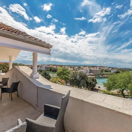 2 Bedroom Nice Apartment In Pula