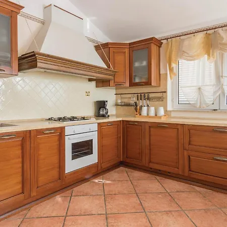 2 Bedroom Nice Apartment In Pula * プーラ