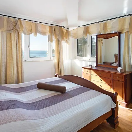 2 Bedroom Nice Apartment In Pula