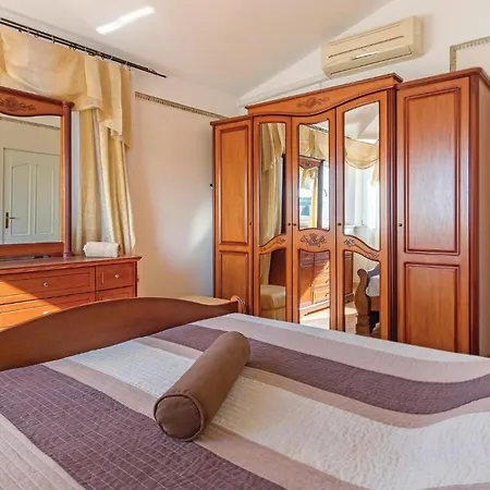 2 Bedroom Nice Apartment In Pula * プーラ