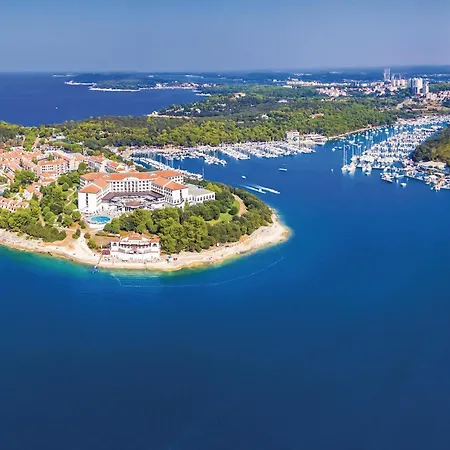 2 Bedroom Nice Apartment In Pula